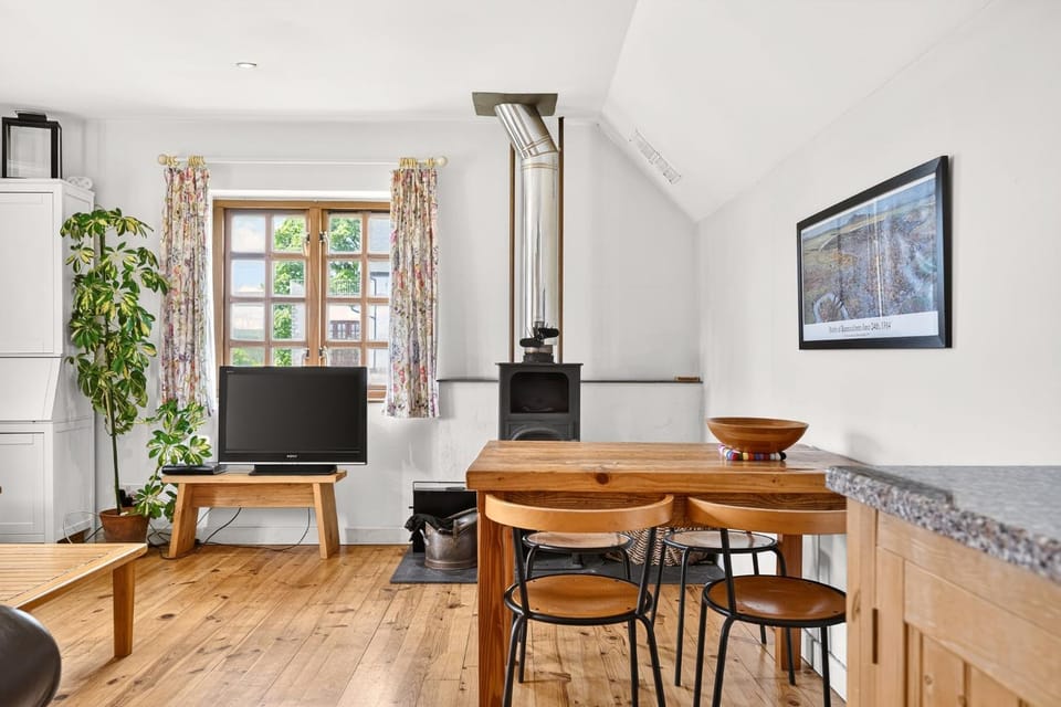 TV and multimedia, Living room, Seating area, Dining area