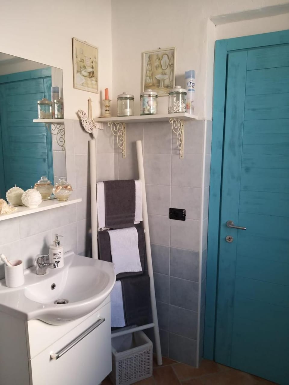 Shower, Bathroom, bidet, towels