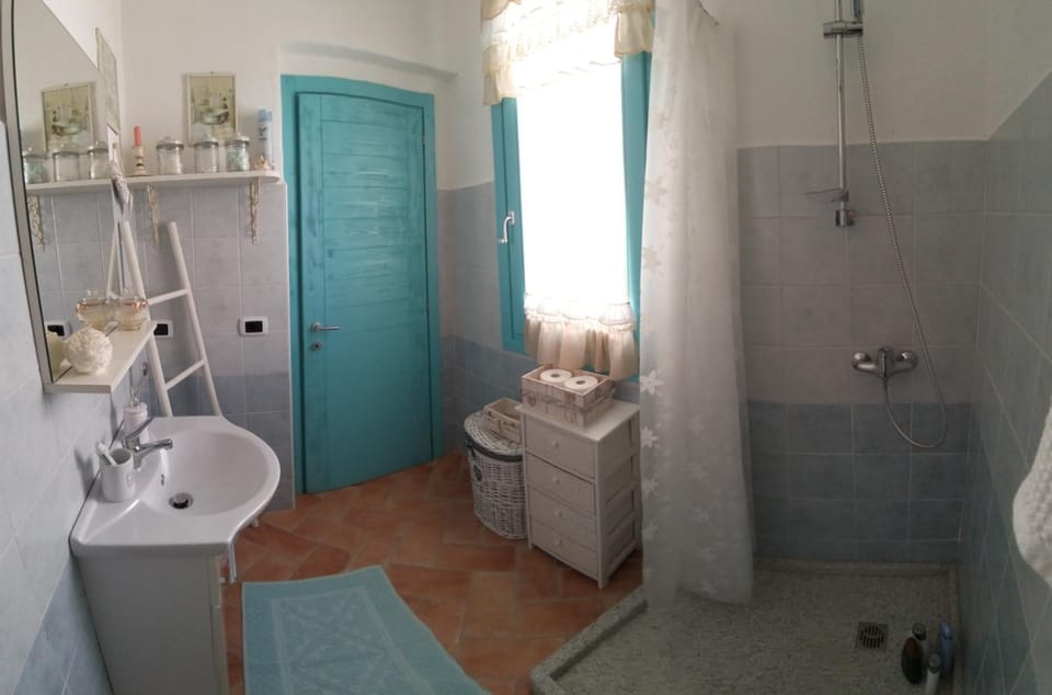 Shower, Toilet, Bathroom, bidet, towels