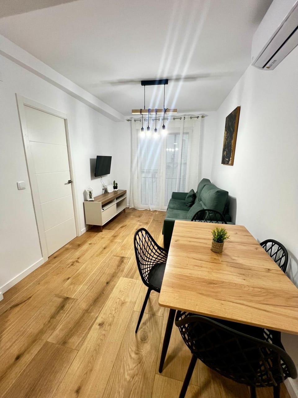 TV and multimedia, Living room, Seating area, Dining area