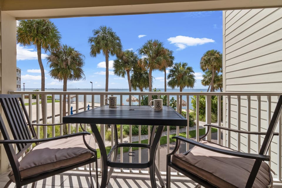 Natural landscape, View (from property/room), Balcony/Terrace, Seating area, Sea view