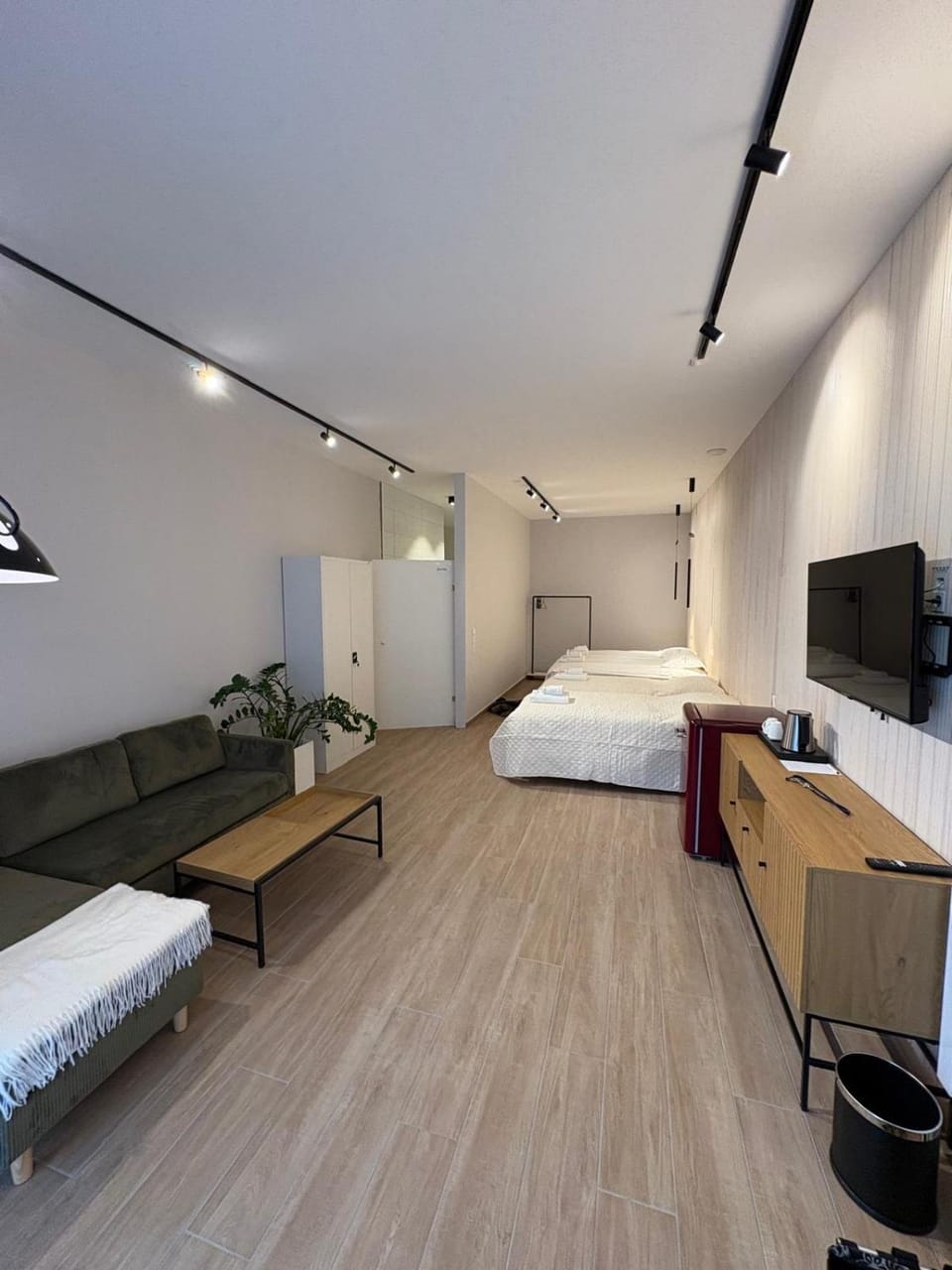 Bed, TV and multimedia, Photo of the whole room