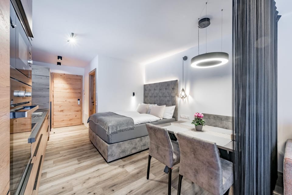 Bed, Kitchen or kitchenette, Photo of the whole room, Seating area, Dining area