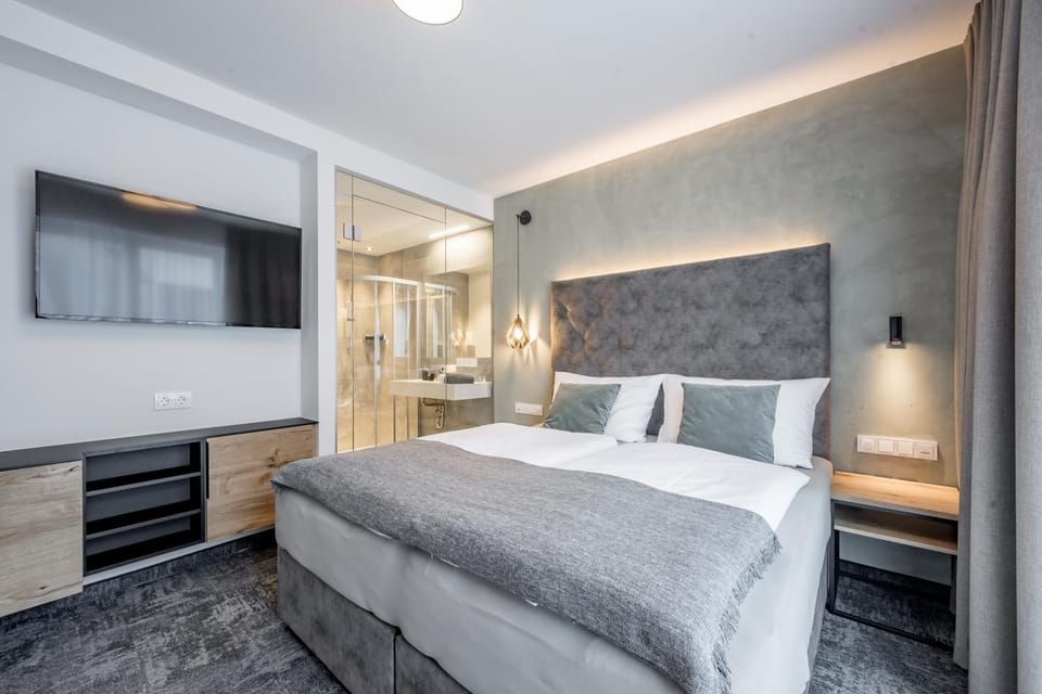 Bed, TV and multimedia, Photo of the whole room, Bedroom