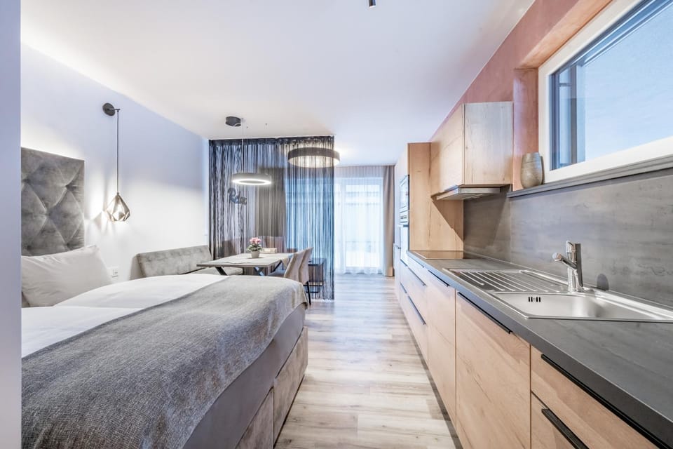 Bed, Kitchen or kitchenette, Bedroom