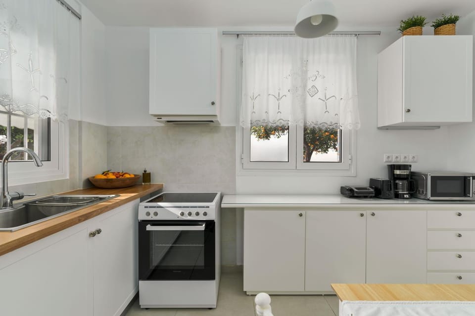 Coffee/tea facilities, Kitchen or kitchenette, oven, stove, toaster