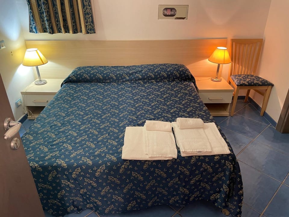 hair dresser, towels