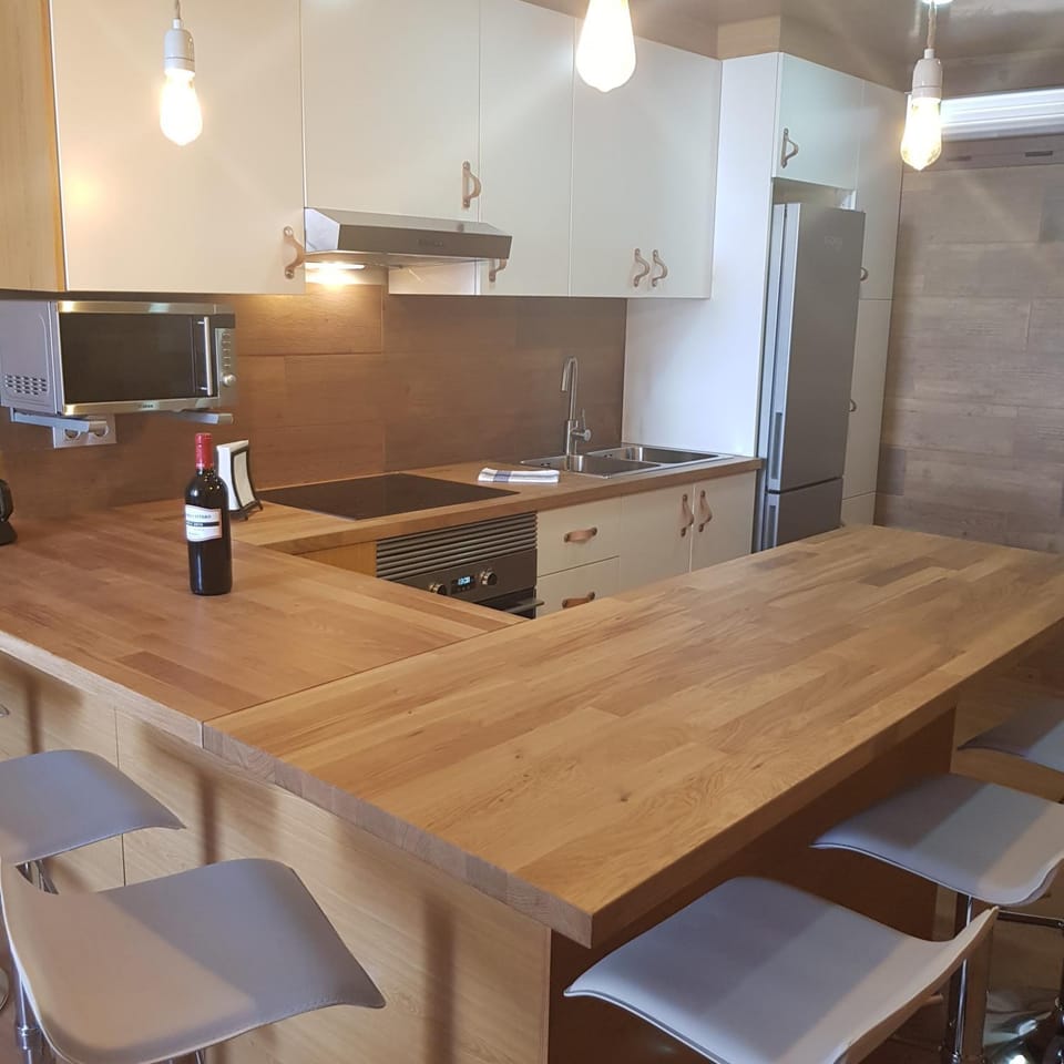 Kitchen or kitchenette, Dining area
