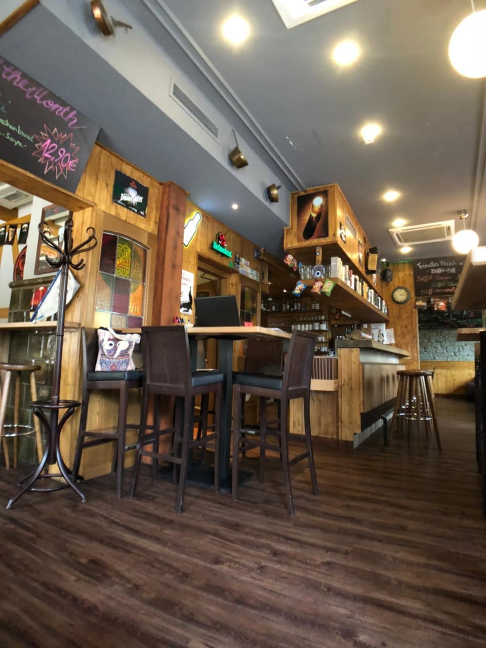 Restaurant/places to eat, Lounge or bar