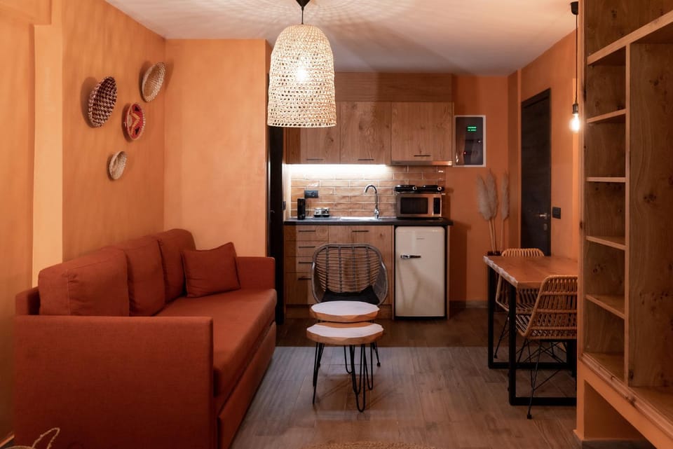 Kitchen or kitchenette, Living room, Seating area, Dining area, minibar, pet friendly