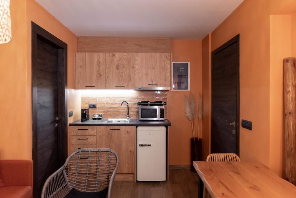 Coffee/tea facilities, Kitchen or kitchenette, Dining area, minibar