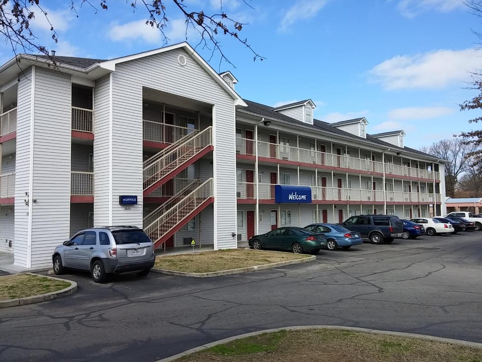 Property building, Facade/entrance, Neighbourhood, Location, Parking