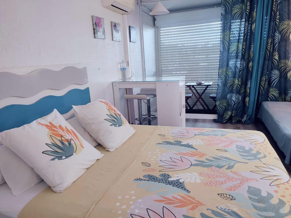 Bed, Living room