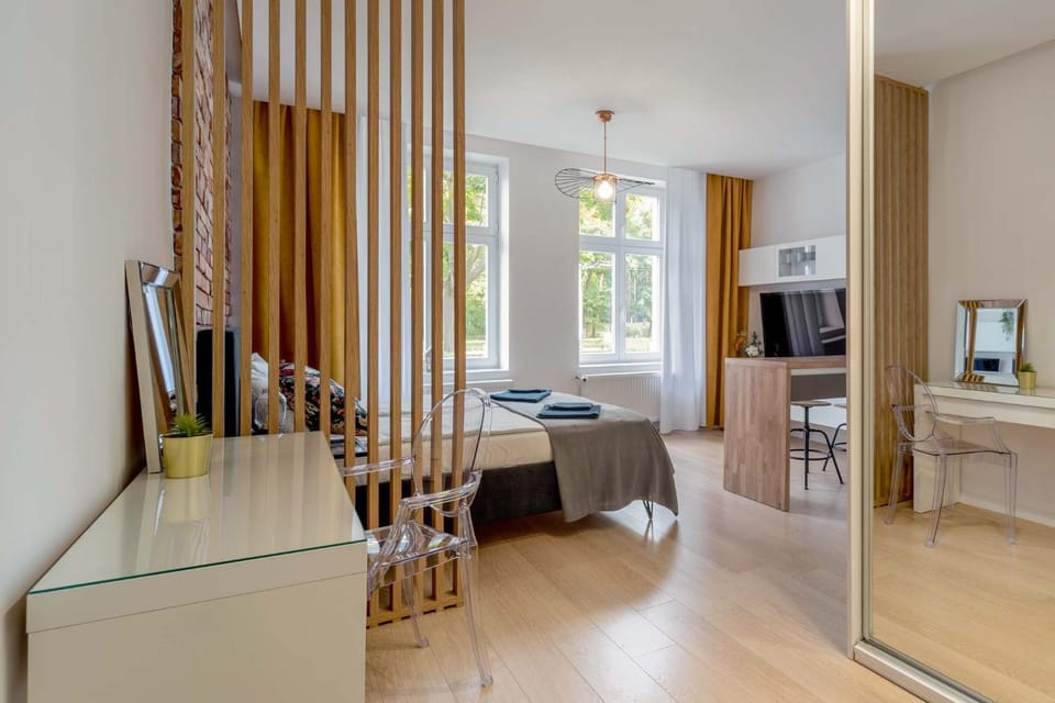 Bed, TV and multimedia, Living room, Seating area