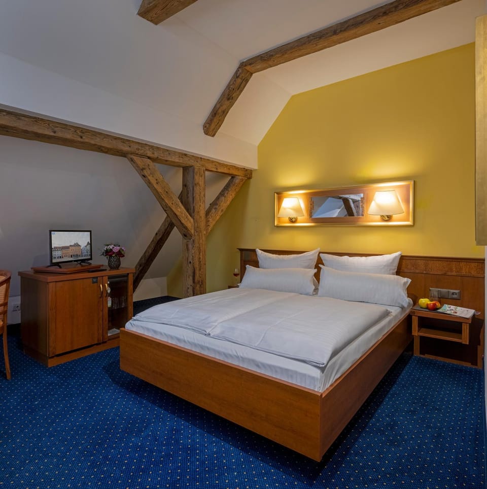 Bed, TV and multimedia, Photo of the whole room, Bedroom, hair dresser