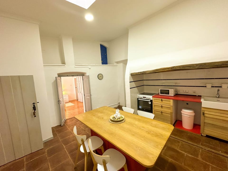 Kitchen or kitchenette, Dining area, stove