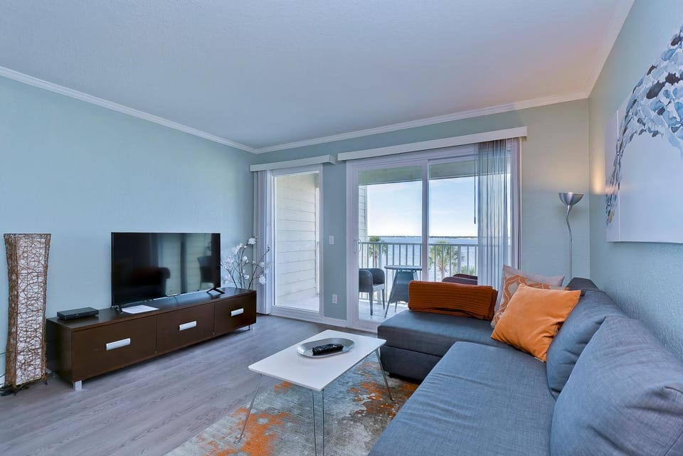 412-AMAZING Views, Waterfront, WIFI, Pool, Close to BUCS Stadium Apartment in Tampa