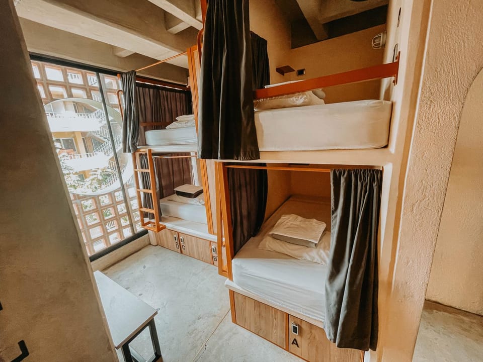 Bedroom, Street view, bunk bed