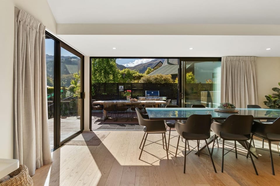 Seating area, Dining area, Mountain view