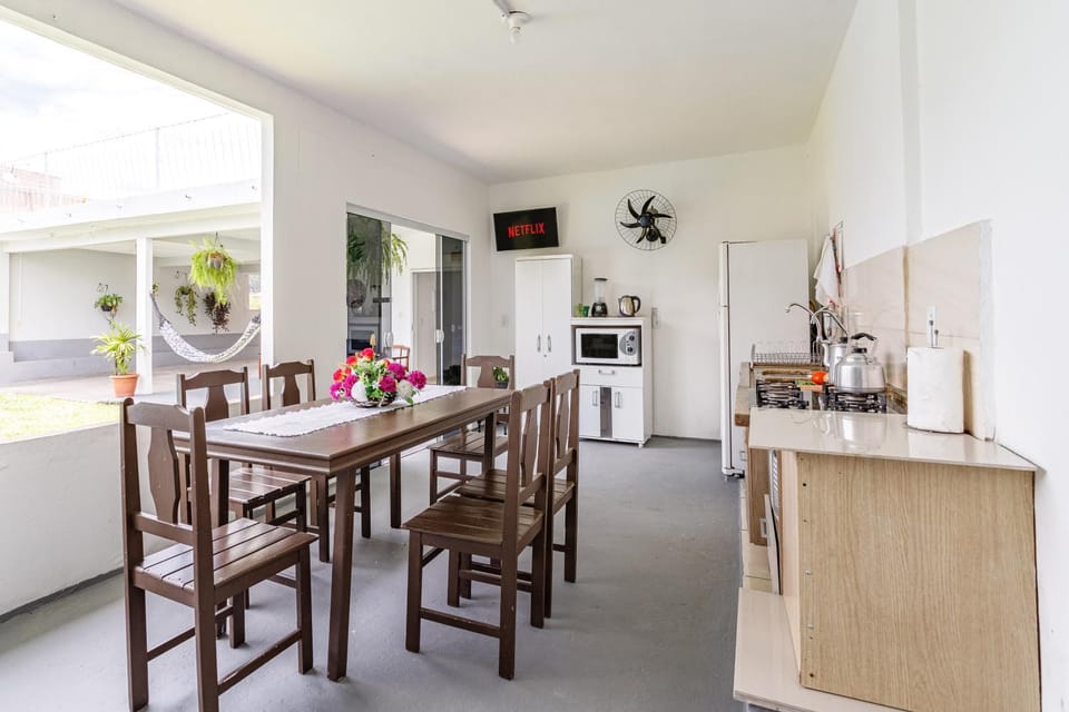 Coffee/tea facilities, Kitchen or kitchenette, Dining area, oven, stove