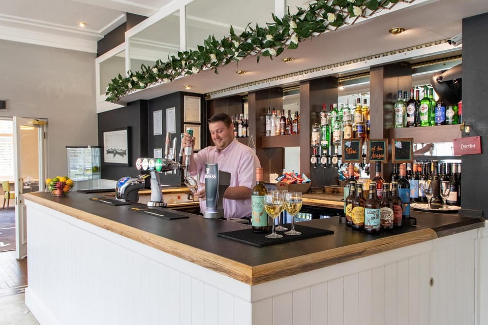 Staff, Lounge or bar