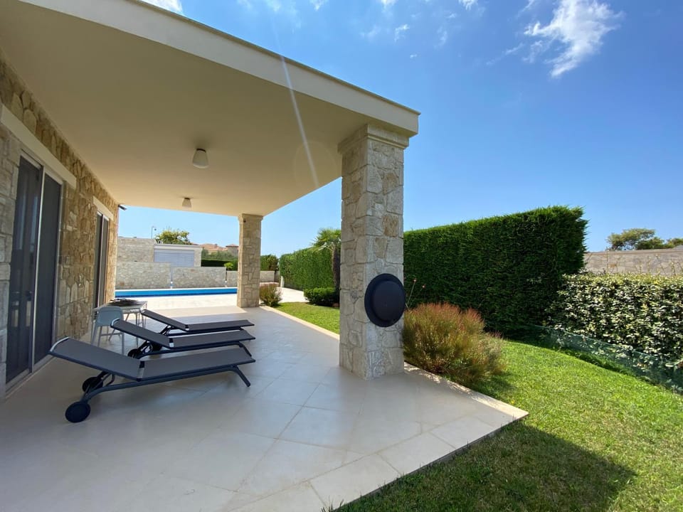 Современная вилла с частным бассейном Villa in Halkidiki
