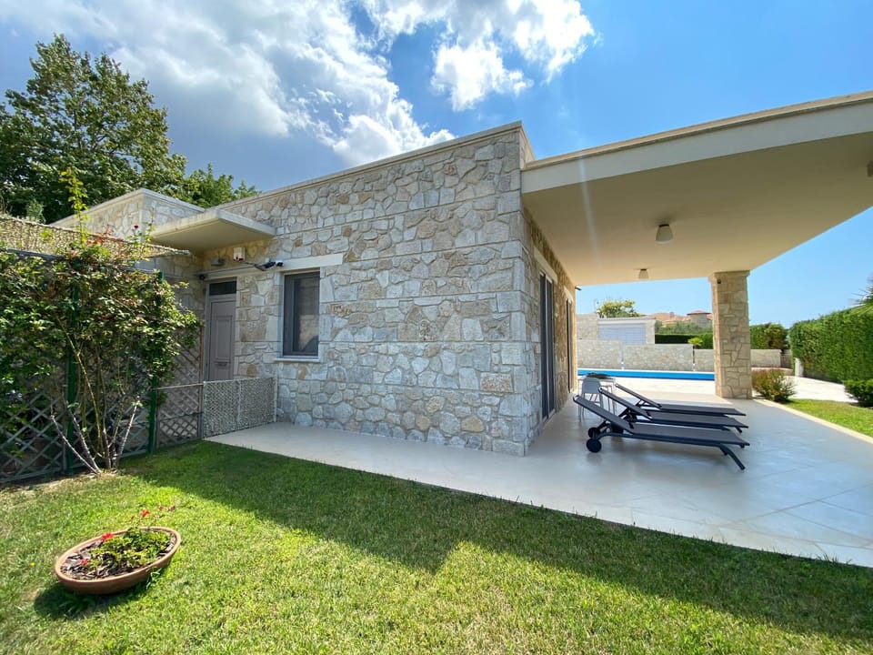 Современная вилла с частным бассейном Villa in Halkidiki