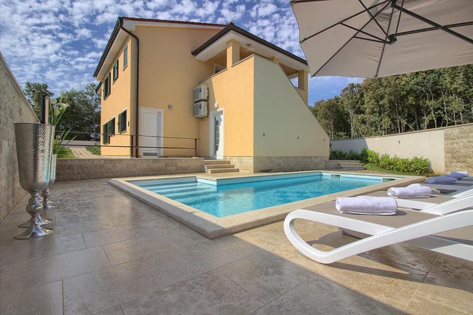 Complex of 2 villas Olivia-Mar, 2 private pools, up to 20 persons only 200m from the beach Villa in Banjole