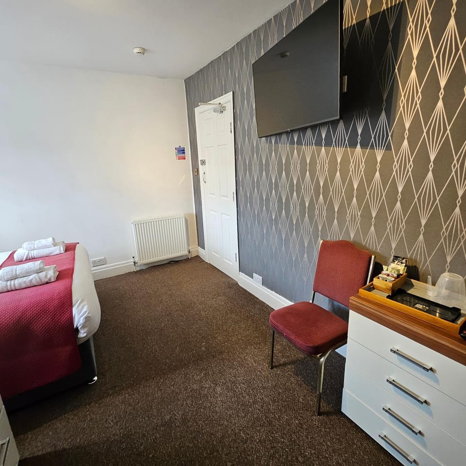 Communal lounge/ TV room, Kitchen or kitchenette, Evening entertainment, hair dresser