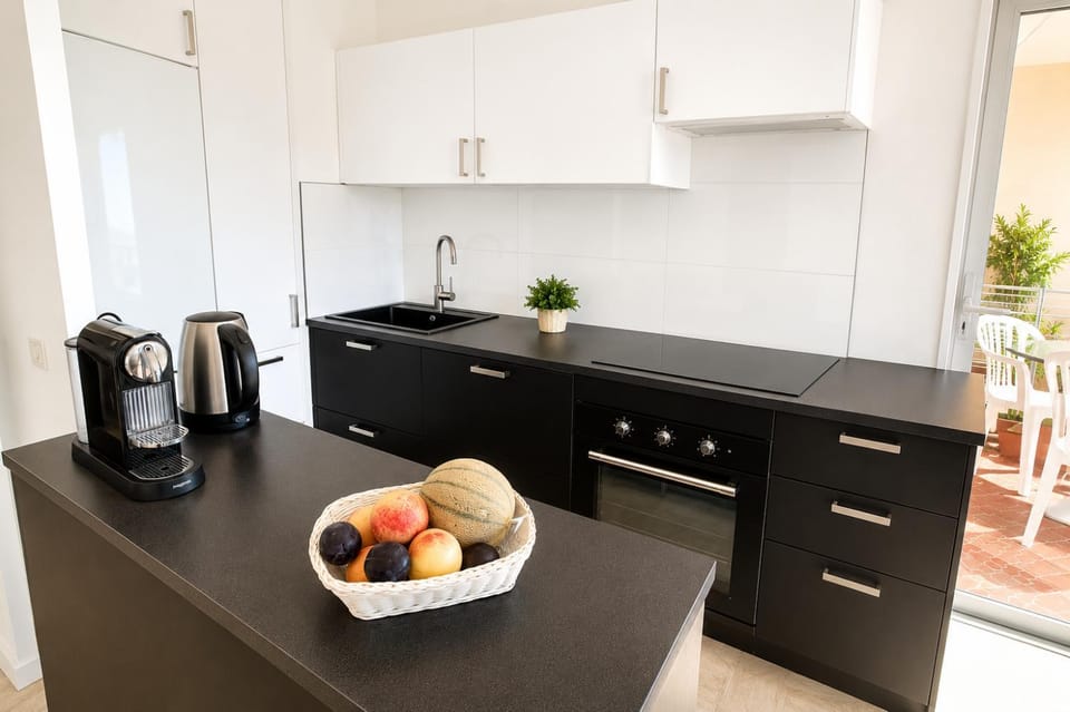 Coffee/tea facilities, Kitchen or kitchenette, dishwasher, oven, toaster, kitchen