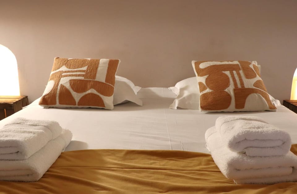 Bed, Bedroom, towels