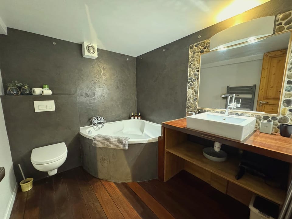 Shower, Toilet, Bathroom, Bath