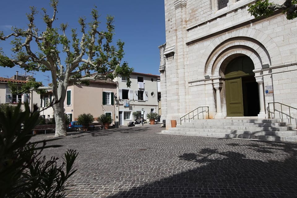 Facade/entrance, Day, Landmark view