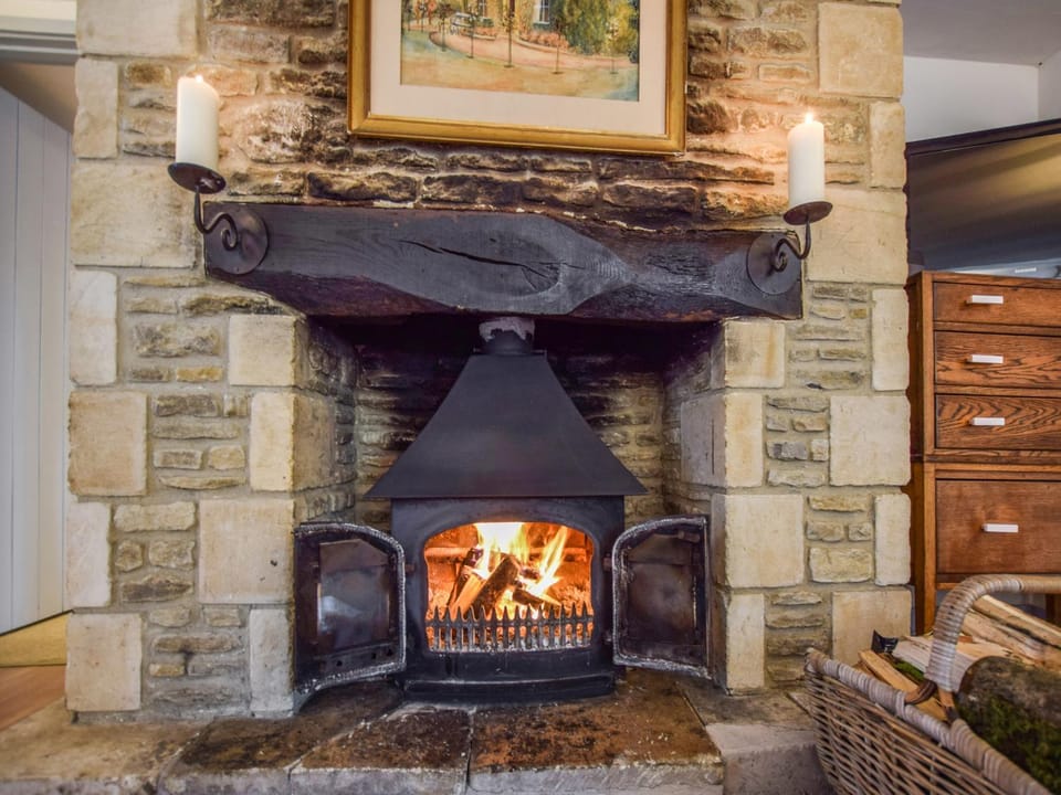 TV and multimedia, Living room, Decorative detail, fireplace, heating