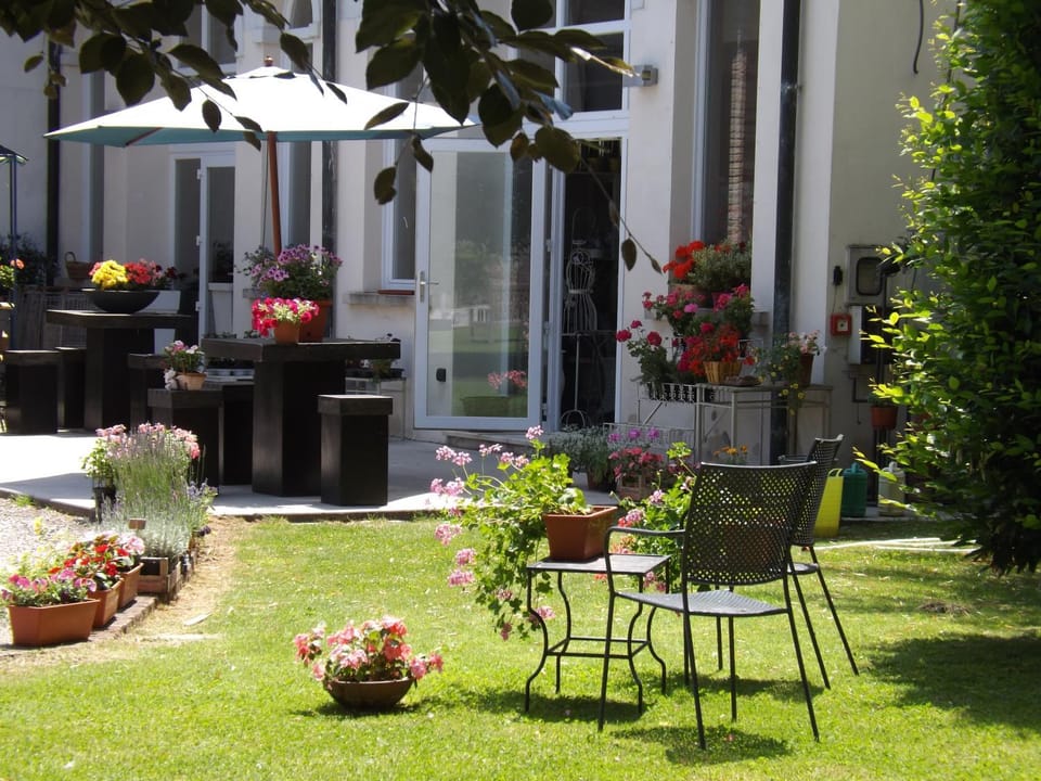 Restaurant/places to eat, Garden, Banquet/Function facilities