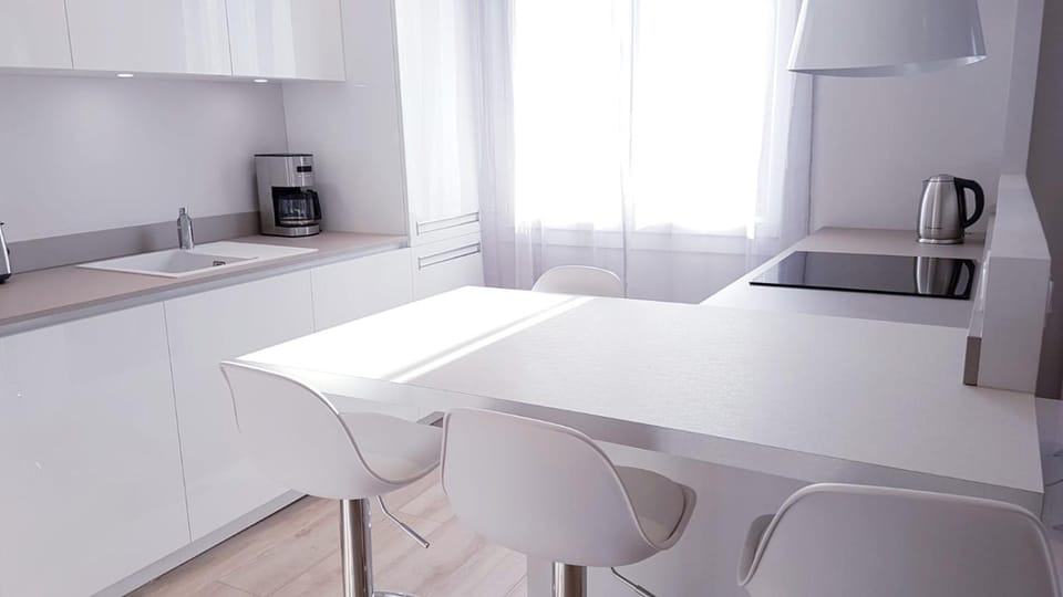 Coffee/tea facilities, Kitchen or kitchenette, Dining area