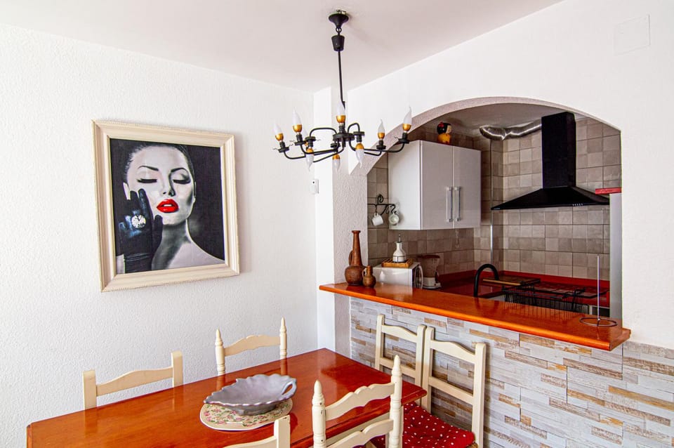 Kitchen or kitchenette, Dining area, minibar, pet friendly, stove