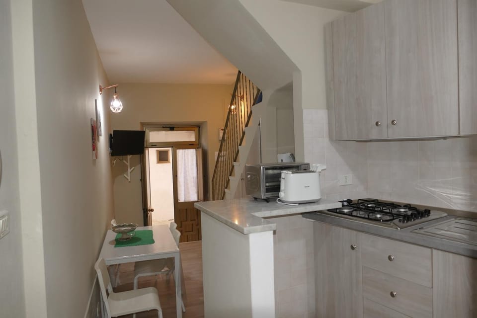 Kitchen or kitchenette, Dining area, stove