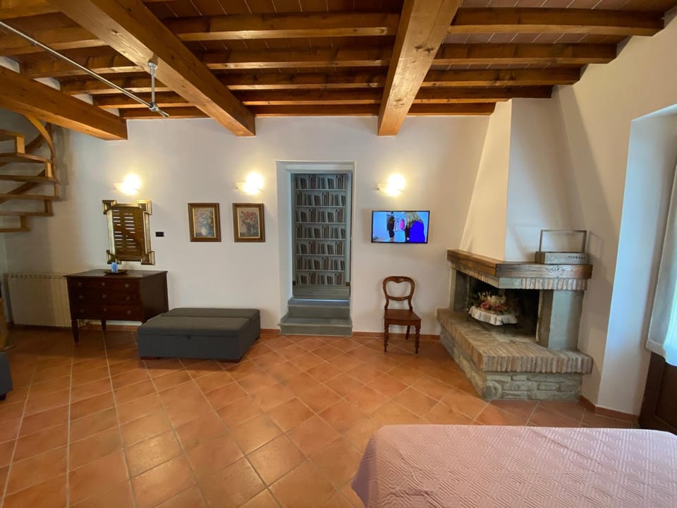 Bed, TV and multimedia, Living room