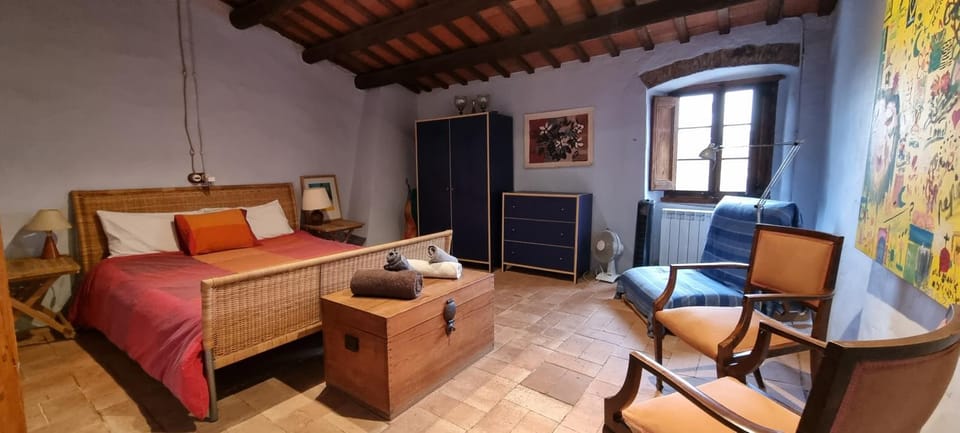 Photo of the whole room, Bedroom