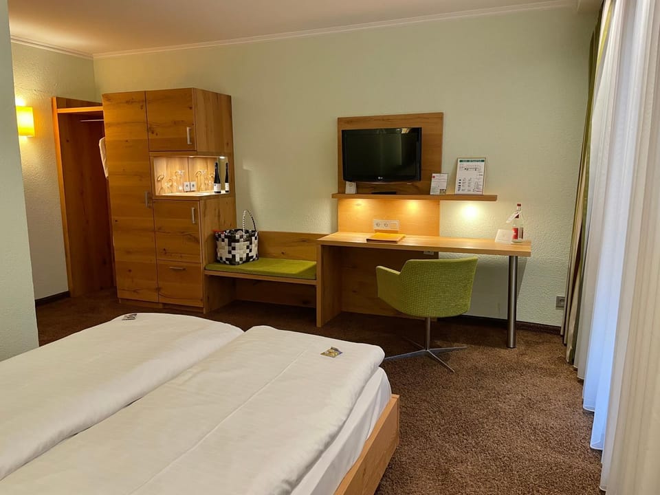 Bed, TV and multimedia, Photo of the whole room, Bedroom