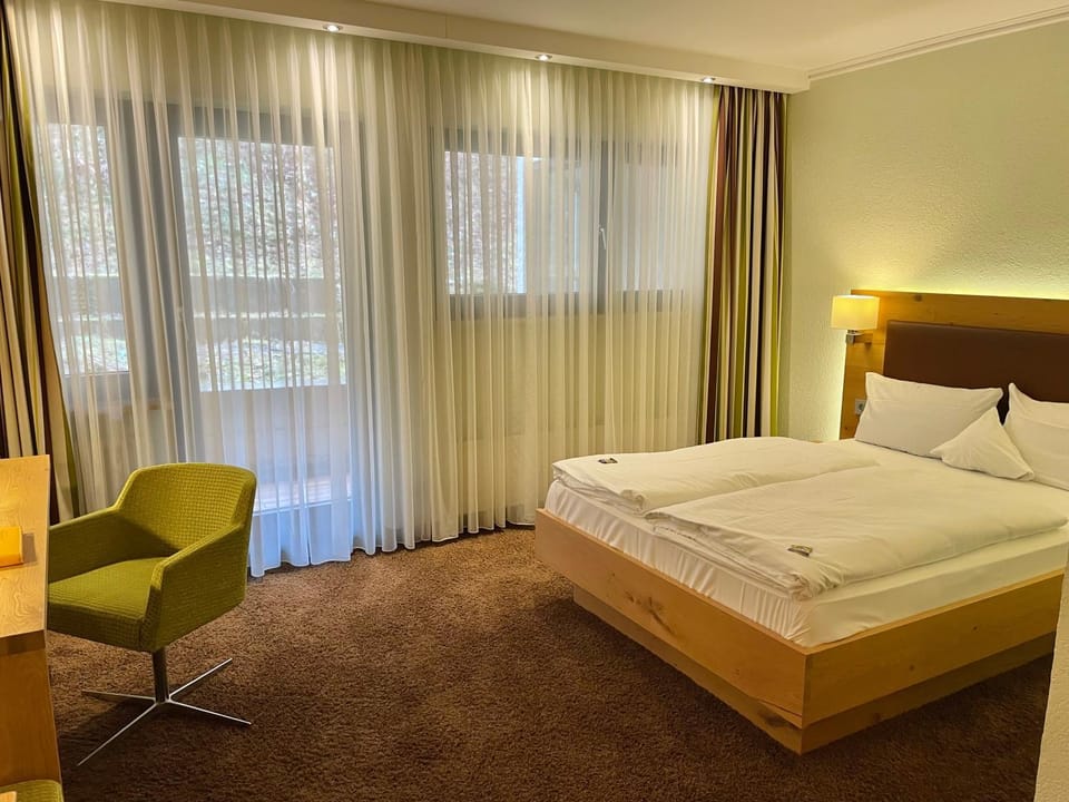 Bed, Photo of the whole room, Seating area, Bedroom