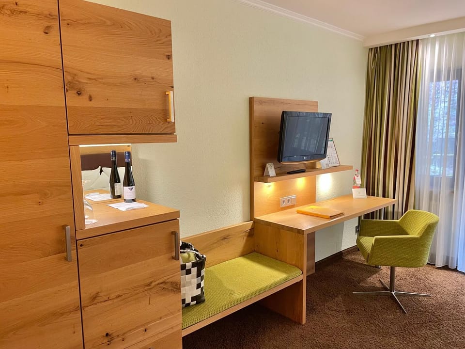 TV and multimedia, Photo of the whole room, Seating area, wardrobe