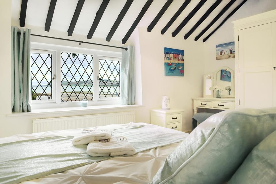 Beautiful Beach Front Cottage House in Rhôs-on-Sea