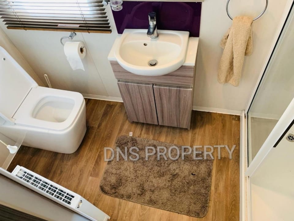 Caravan - Sleeps 6 - Near The Deep & Old Town House in England