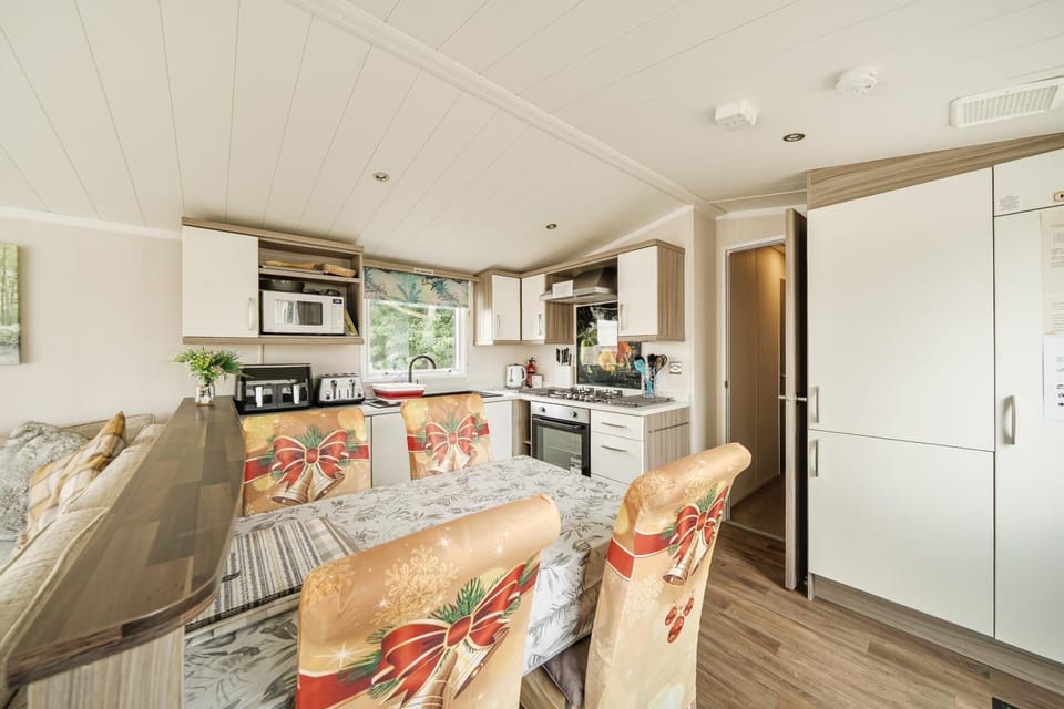 Caravan - Sleeps 6 - Near The Deep & Old Town House in England