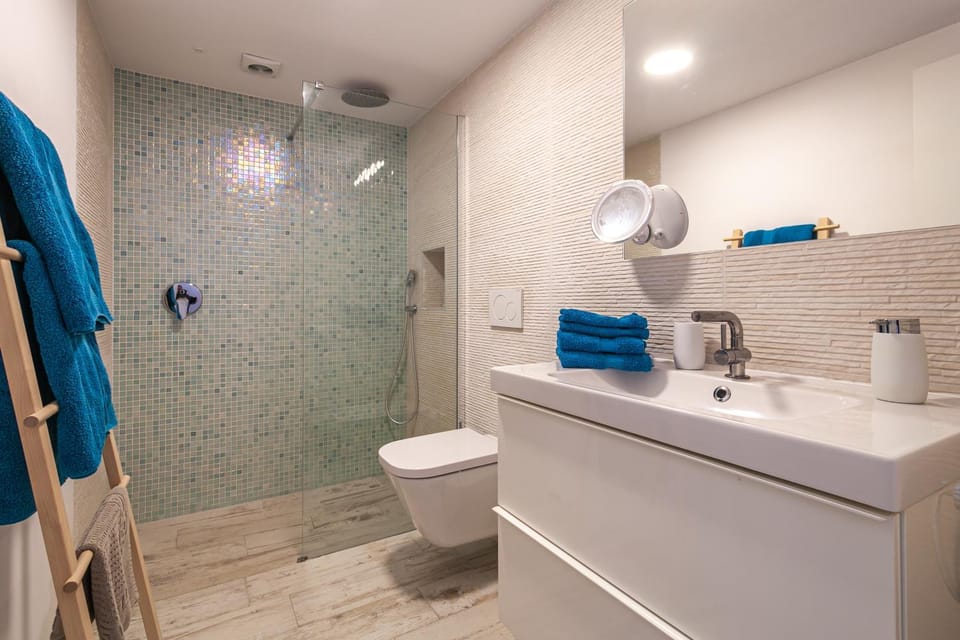 Shower, Bathroom, towels