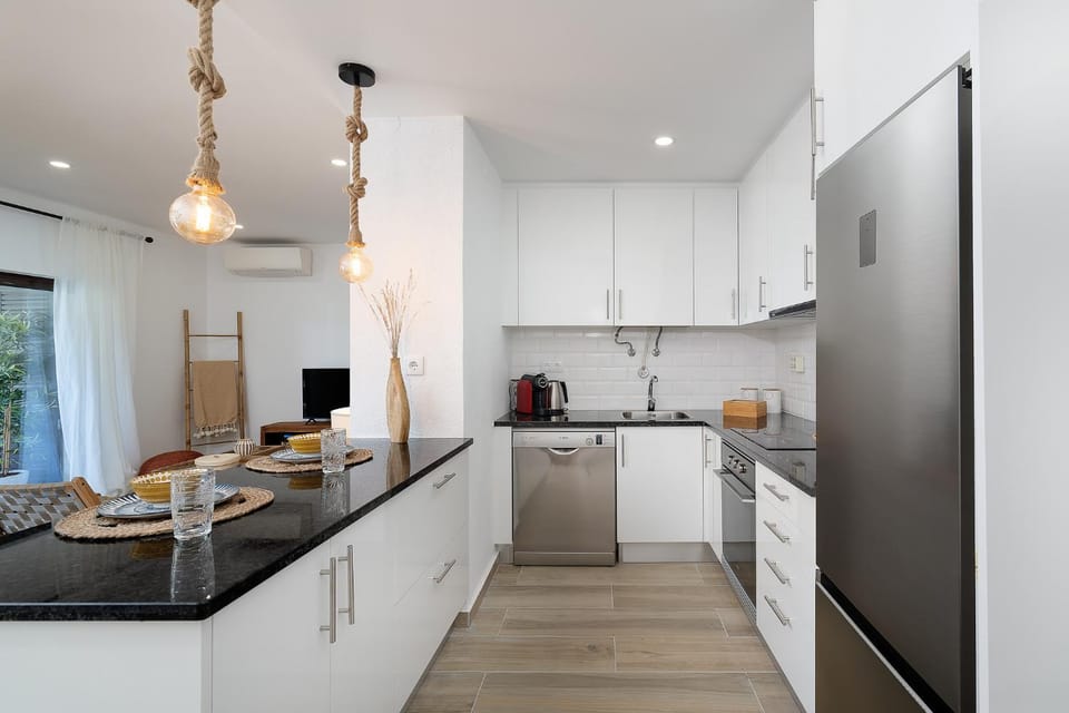 Amazing Beach House with Balcony (Free WI-FI) Apartment in Lagos