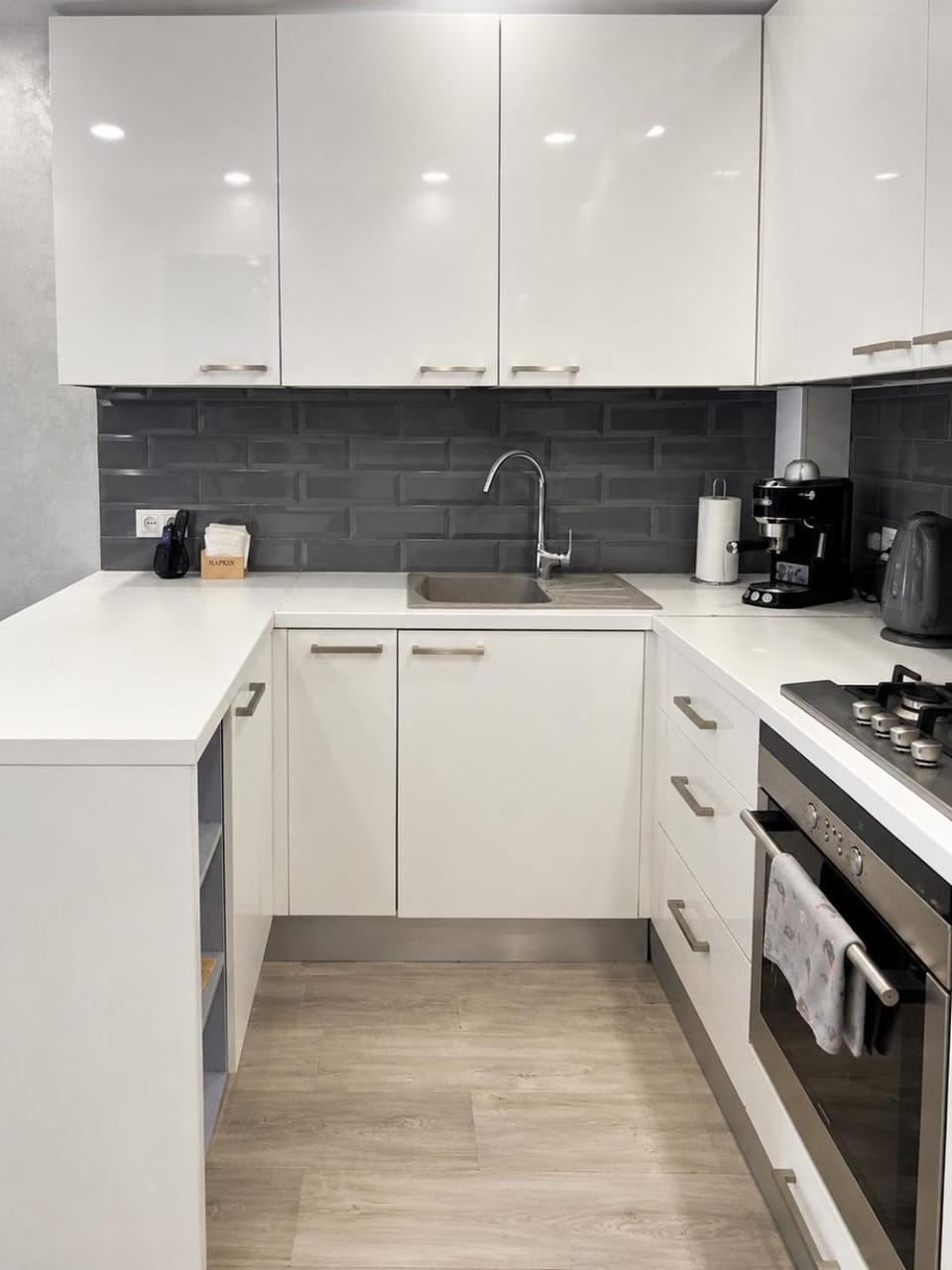 Coffee/tea facilities, Kitchen or kitchenette, dishwasher, oven, stove, toaster