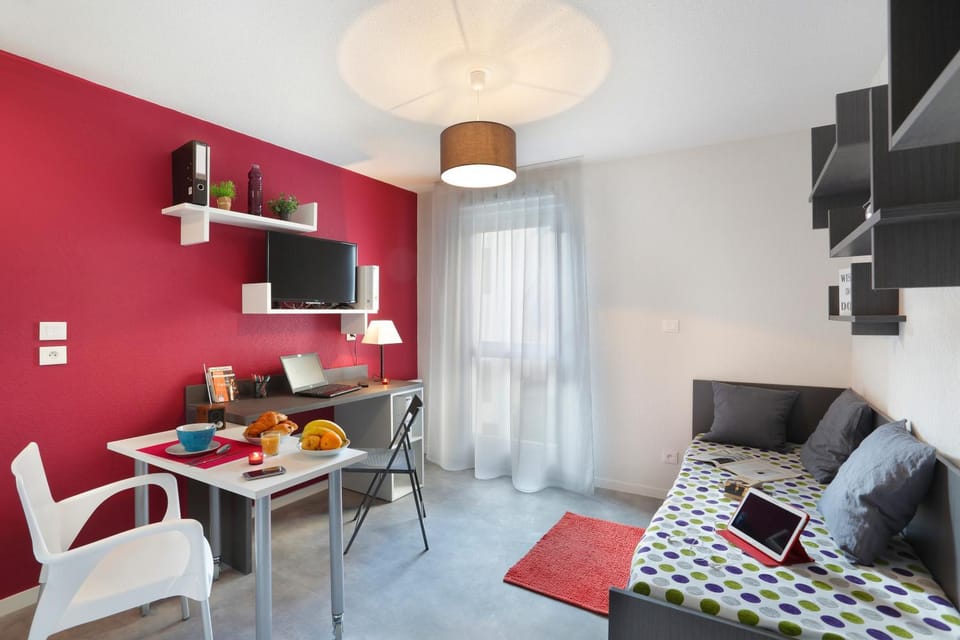 TV and multimedia, Living room, Food and drinks, Seating area